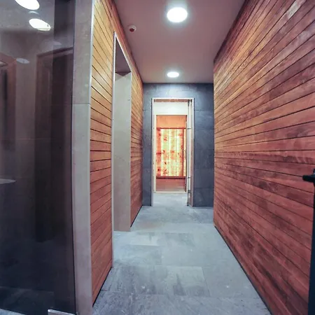 Nais Hotel 4*